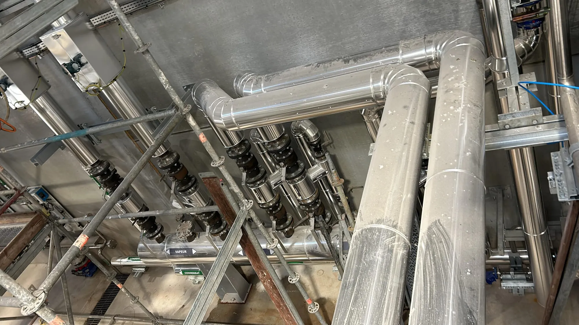 Tuyauteries inox calorifugées installées par ALFA INDUSTRIE dans un bâtiment de production